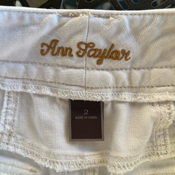 Ann Taylor white denim skirt with light fraying on bottom size 2. - Picture 3 of 3